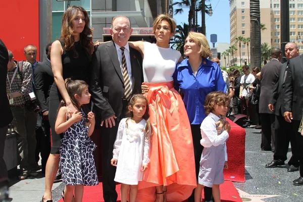 Jennifer López con su hermana, madre, padre e hijos Emme Anthony y Max Anthony — Foto de Stock