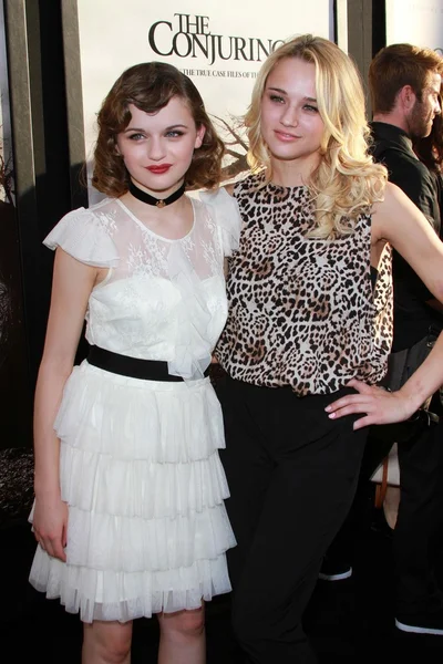 Joey King avec Sœur Hunter King — Photo