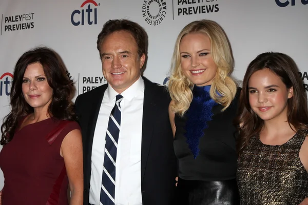 Marcia Gay Harden, Bradley Whitford, Malin Akerman, Bailee Madison — Foto de Stock