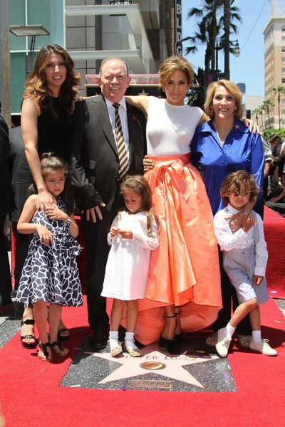 Jennifer López con su hermana, madre, padre e hijos Emme Anthony y Max Anthony — Foto de Stock