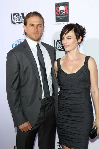 Charlie Hunnam, Maggie Siff — Stockfoto