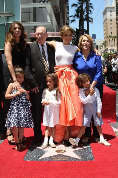 Дженнифер Лопес с сестрой, матерью, отцом и детьми Эмм Энтони и Макс Энтони — стоковое фото