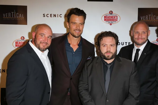 Kevin Goetz et Michael Goetz avec Dan Folger et Josh Duhamel — Photo