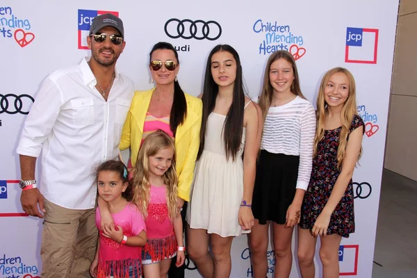 Mauricio Umansky, Kyle Richards and family — Stock Photo, Image