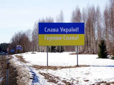                       SIGULDA, LATVIA - 10 Mart 2022: Sigulda yakınlarındaki Ukrayna için Zafer Sancağı         