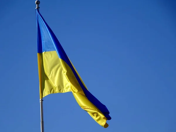 Ukrainische Flaggen Wind Vor Blauem Himmel — Stockfoto