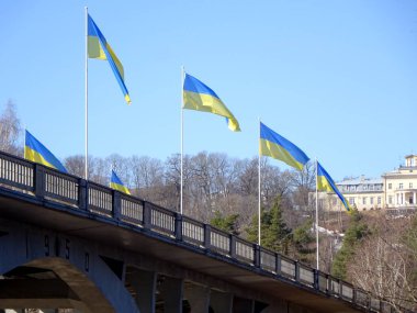                   Sigulda yakınlarındaki Gauja nehri üzerindeki köprüde bir sürü Ukrayna bayrağı var.             