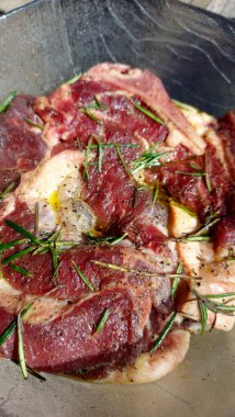 Baharatlı ve kızartılmamış biftek ve yeşil biberiye.