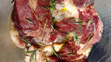 Baharatlı ve kızartılmamış biftek ve yeşil biberiye.