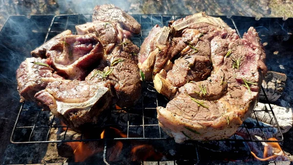 Zwei Stücke Rindersteak Auf Holzkohle Gebacken Rindersteak Auf Der Grillflamme — Stockfoto