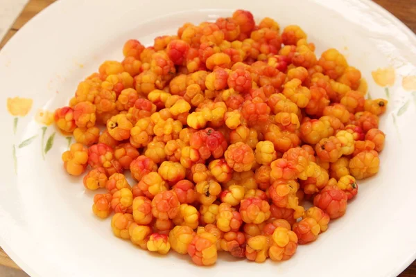 Φρεσκομαζεμένα Cloudberries Rubus Chamemorus Λευκό Πιάτο Ώριμα Μούρα — Φωτογραφία Αρχείου
