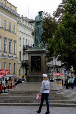 Odessa, Ukrayna - 14 Eylül 2013: Odessa, Ukrayna 'daki Dük de Richelieu Anıtı. Turistlerle gündüz görünümü