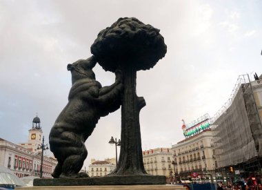 MADRID, İspanya, 13 Temmuz 2022: Madrid, İspanya 'da Puerta del Sol' da ayı ve çilek ağacı heykeli. Meydan zamanla onarılıyor.                               