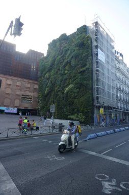 MADRID, SPAIN, 19 Haziran 2022 Paseo del Prado Bulvarı 'ndaki modern sanat merkezinin yanındaki dikey bahçe. Madrid 'de yeşil duvar. Botanikçi Patrick Blanc 'ın Bitkiler Cephesi.
