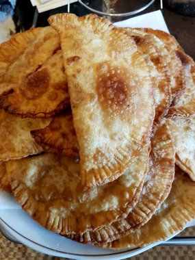 Geleneksel Rus usulü yağda kızartılmış etli börek..