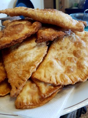 Geleneksel Rus usulü yağda kızartılmış etli börek..