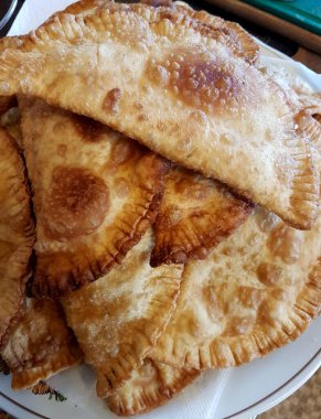 Geleneksel Rus usulü yağda kızartılmış etli börek..