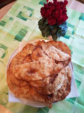 Geleneksel Rus usulü yağda kızartılmış etli börek..