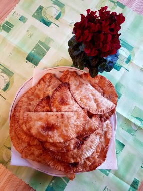 Geleneksel Rus usulü yağda kızartılmış etli börek..