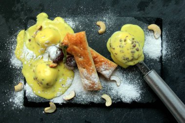 Cevizli, fındıklı, kurabiyeli ve vişneli fındıklı fındıklı fındıklı dondurma kepçesi..