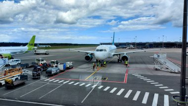               Riga, Letonya, 13 Haziran 2022: AirBaltic Airlines Airbus A220-300. Havayolları uçakları Riga Uluslararası Havaalanı 'nda park halinde..                 