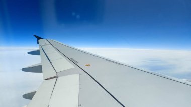 Uçaktan yukarıdaki bulutların geniş görünümü