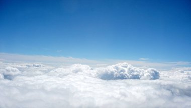 Uçaktan yukarıdaki bulutların geniş görünümü