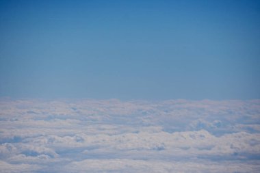  Önplanda bir uçak kanadı olan bir uçaktan yukarıdan geniş bir bulut manzarası                              