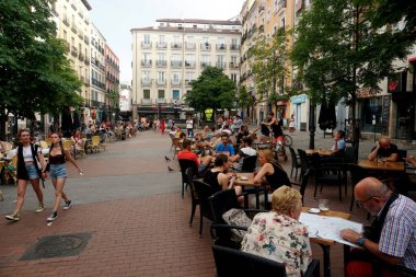      Madrid, İspanya - 13 Haziran 2022: Sokaklarda ve Madrid 'deki kafelerde insanlar                          
