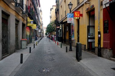      Madrid, İspanya - 13 Haziran 2022: Sokaklarda ve Madrid 'deki kafelerde insanlar                          