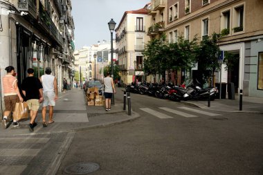      Madrid, İspanya - 13 Haziran 2022: Sokaklarda ve Madrid 'deki kafelerde insanlar                          