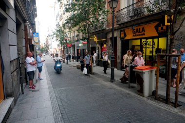      Madrid, İspanya - 13 Haziran 2022: Sokaklarda ve Madrid 'deki kafelerde insanlar                          