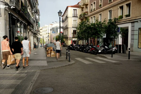      Madrid, İspanya - 13 Haziran 2022: Sokaklarda ve Madrid 'deki kafelerde insanlar                          