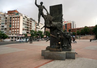                Madrid, İspanya - 13 Haziran 2022: Madrid 'de Boğa güreşçisi Arena Plaza de Toros de Las Ventas önünde heykel. Madrid 'de Las Ventas Bulvarı                
