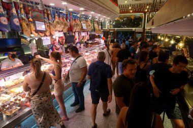 Madrid, İspanya - 13 Haziran 2022: Jamon Müzesi (Museo de Jamon) Madrid 'in iç kısımları                               