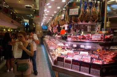 Madrid, İspanya - 13 Haziran 2022: Jamon Müzesi (Museo de Jamon) Madrid 'in iç kısımları                               