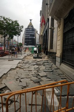   Madrid, İspanya - 13 Haziran 2022: Madrid caddelerinde binalar ve insanlar, Madrid sokak fotoğrafçılığı                             