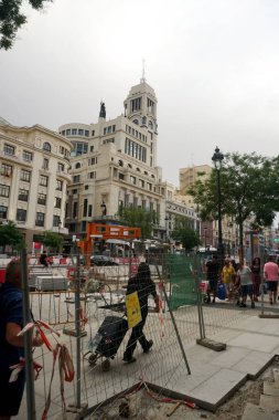   Madrid, İspanya - 13 Haziran 2022: Madrid caddelerinde binalar ve insanlar, Madrid sokak fotoğrafçılığı                             