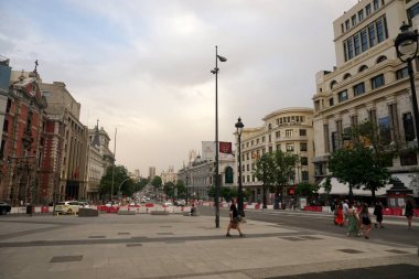   Madrid, İspanya - 13 Haziran 2022: Madrid caddelerinde binalar ve insanlar, Madrid sokak fotoğrafçılığı                             