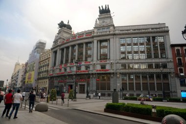   Madrid, İspanya - 13 Haziran 2022: Madrid caddelerinde binalar ve insanlar, Madrid sokak fotoğrafçılığı                             