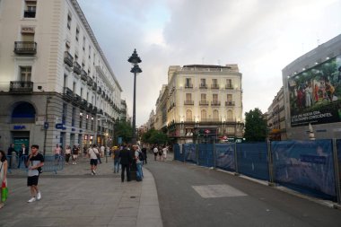   Madrid, İspanya - 13 Haziran 2022: Madrid caddelerinde binalar ve insanlar, Madrid sokak fotoğrafçılığı                             