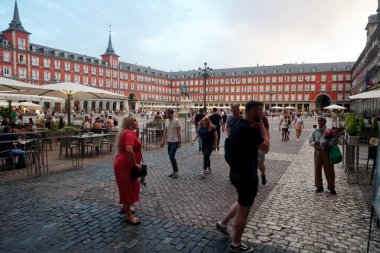 Madrid, İspanya - 13 Haziran 2022: Madrid 'de Plaza Mayor Meydanı güzel bir yaz akşamı                               