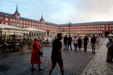 Madrid, İspanya - 13 Haziran 2022: Madrid 'de Plaza Mayor Meydanı güzel bir yaz akşamı                               