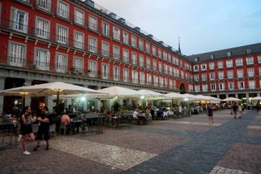 Madrid, İspanya - 13 Haziran 2022: Madrid 'de Plaza Mayor Meydanı güzel bir yaz akşamı                               