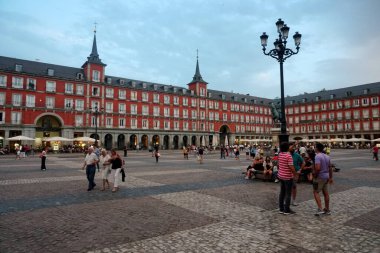 Madrid, İspanya - 13 Haziran 2022: Madrid 'de Plaza Mayor Meydanı güzel bir yaz akşamı                               