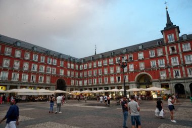 Madrid, İspanya - 13 Haziran 2022: Madrid 'de Plaza Mayor Meydanı güzel bir yaz akşamı                               