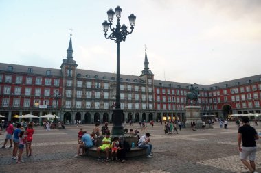 Madrid, İspanya - 13 Haziran 2022: Madrid 'de Plaza Mayor Meydanı güzel bir yaz akşamı                               