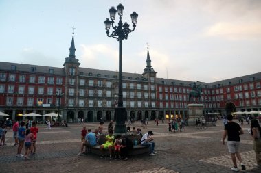Madrid, İspanya - 13 Haziran 2022: Madrid 'de Plaza Mayor Meydanı güzel bir yaz akşamı                               