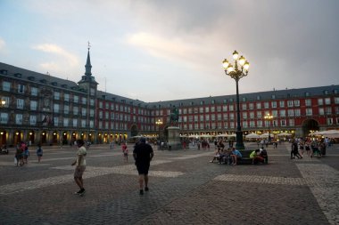 Madrid, İspanya - 13 Haziran 2022: Madrid 'de Plaza Mayor Meydanı güzel bir yaz akşamı                               