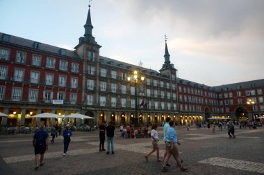 Madrid, İspanya - 13 Haziran 2022: Madrid 'de Plaza Mayor Meydanı güzel bir yaz akşamı                               